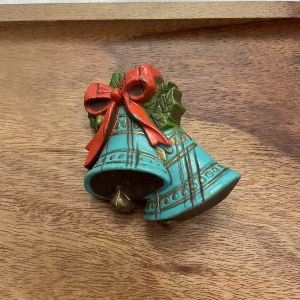 Vintage‎ Hallmark Plastic Wood Look Blue Bells Christmas Brooch Pin Classic